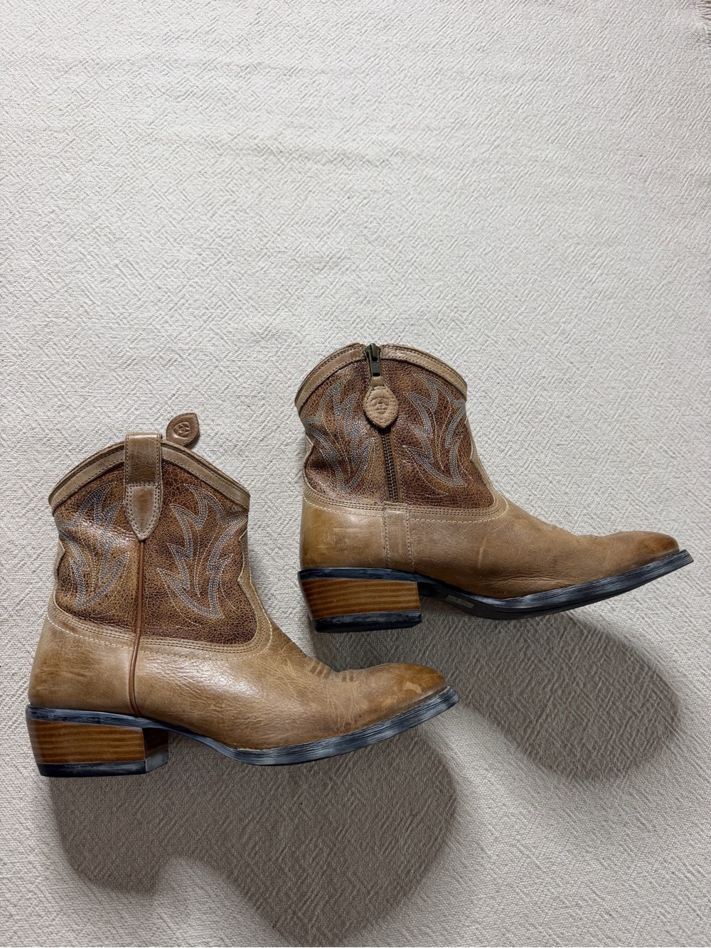 ARIAT Billie Unbridled Leather Beige Side Zip Short Ankle Boots 8 Western - Picture 2 of 11